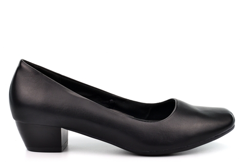 Do all women wear low heel shoes like these ones? : r/BridgertonNetflix